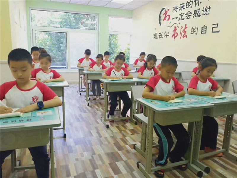 教室內學員練字