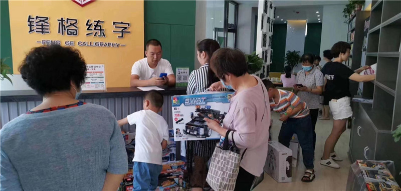 開業招生團隊引導家長參觀校區