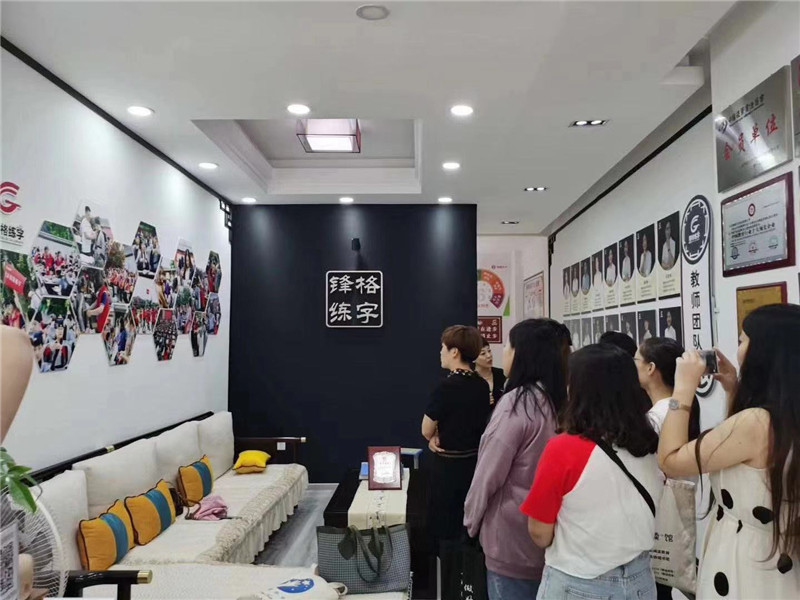 開業招生團隊帶領家長參觀鋒格校區